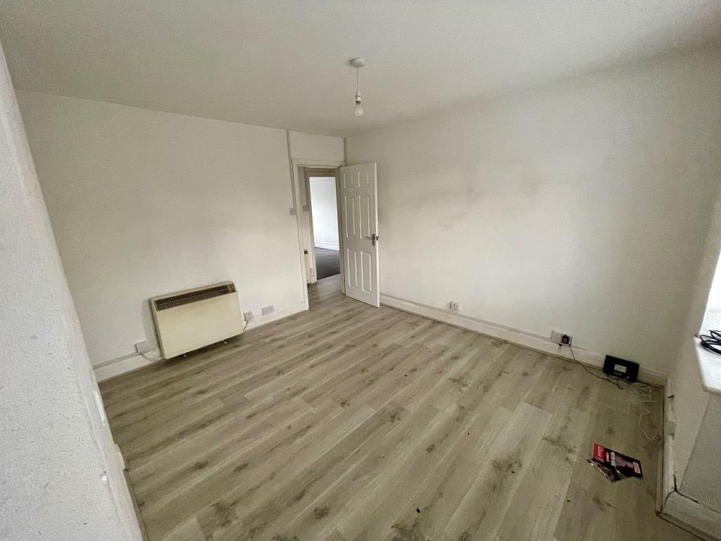 Lot: 152 - VACANT TWO-BEDROOM FLAT - Living room